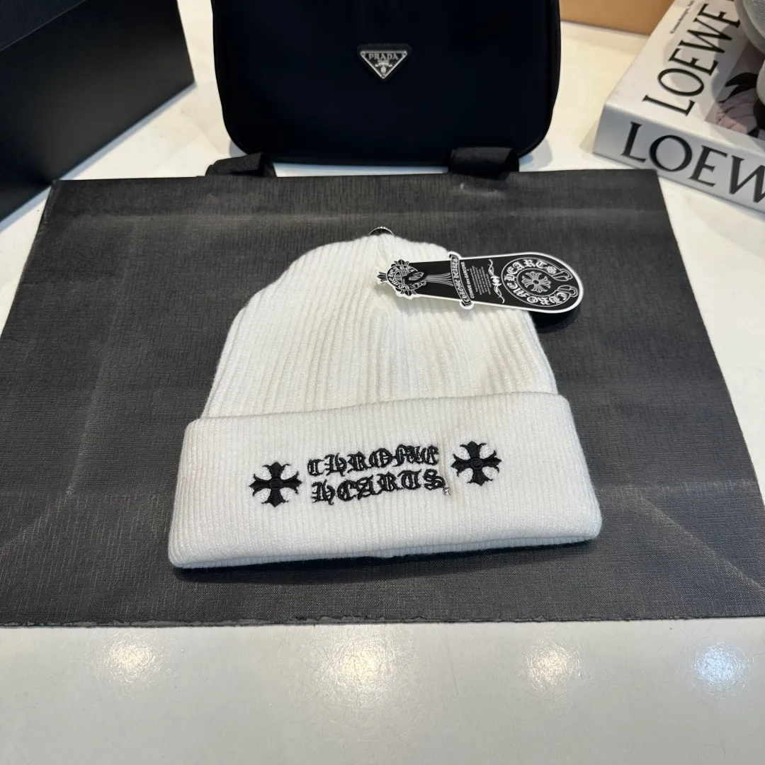 P46 Crow Heart Autumn and Winter Wool Knitted Beanie This must be a favorite of minimalism. It is clean, neat, fashionable and versatile, and will definitely not be picky about your face shape! A fashionable classic that lasts forever! Fashionable black and white can be purchased together!